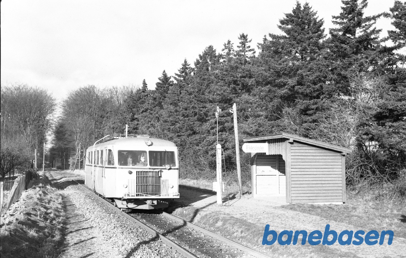 Skinnebus-tog under indkørsel Skinnebus-tog under indkørsel