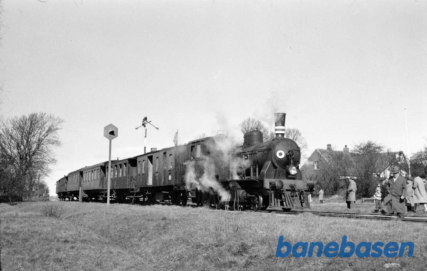 Damplokomotiv nr. 4 med udflugtstog for DJK Damplokomotiv nr. 4 med udflugtstog for DJK