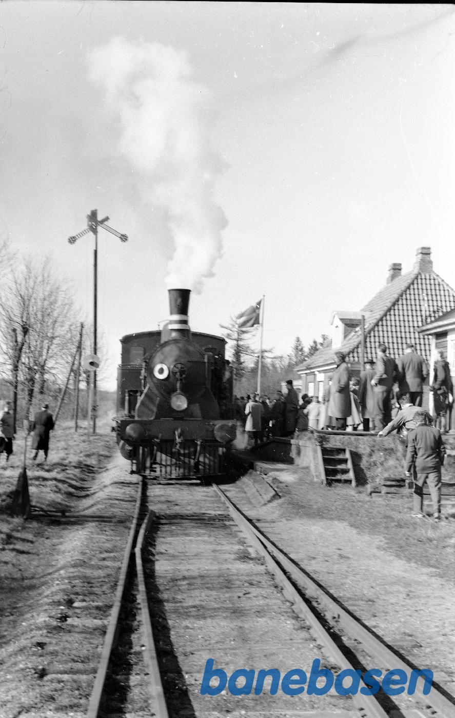 Damplokomotiv nr. 4 med udflugtstog for DJK Damplokomotiv nr. 4 med udflugtstog for DJK