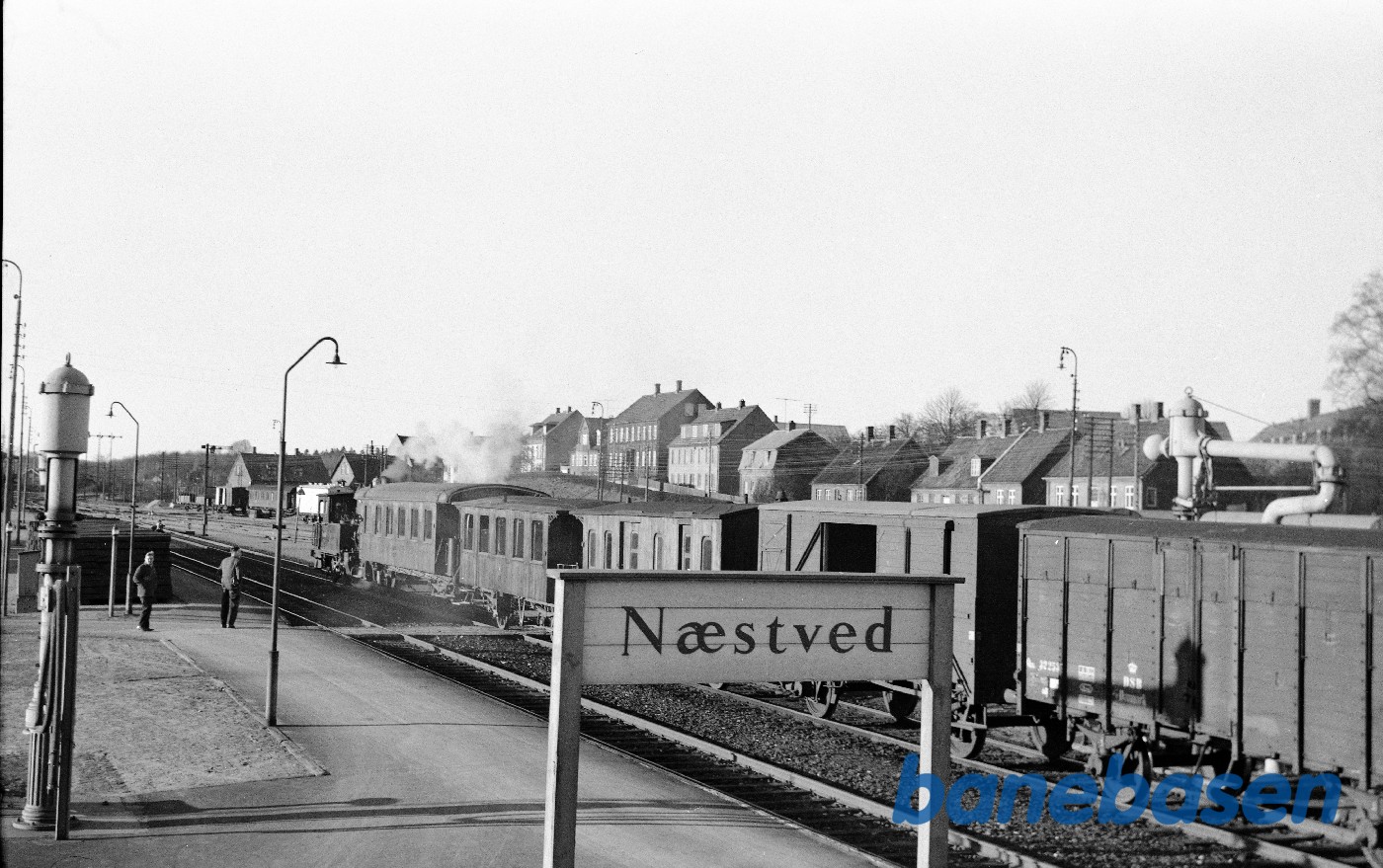 F 480 rangerer vogne bagpå NPMB nr. 4 efter DJK-udflugt F 480 rangerer vogne bagpå NPMB nr. 4 efter DJK-udflugt