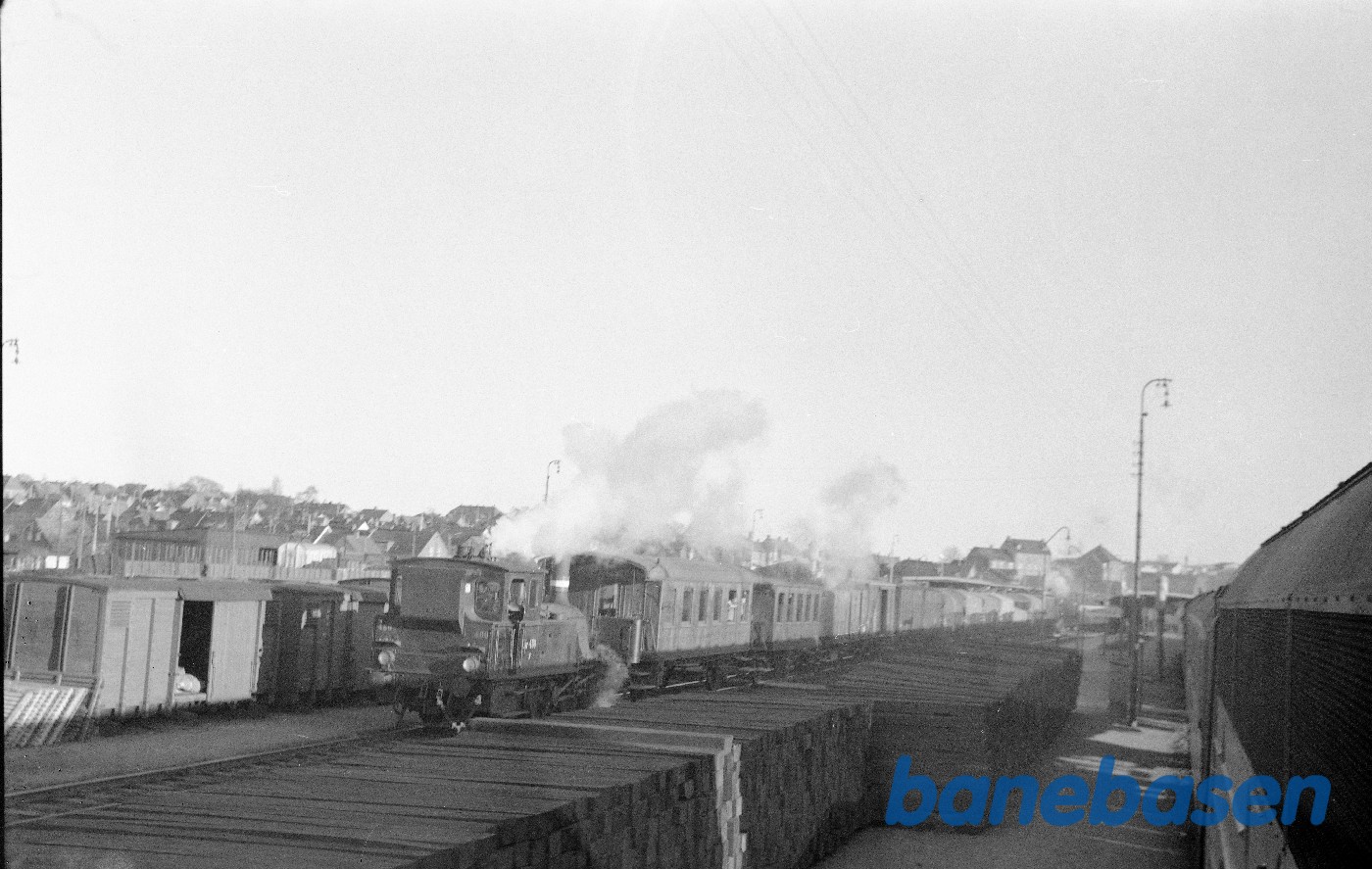 F 480 rangerer vogne bagpå NPMB nr. 4 efter DJK-udflugt F 480 rangerer vogne bagpå NPMB nr. 4 efter DJK-udflugt