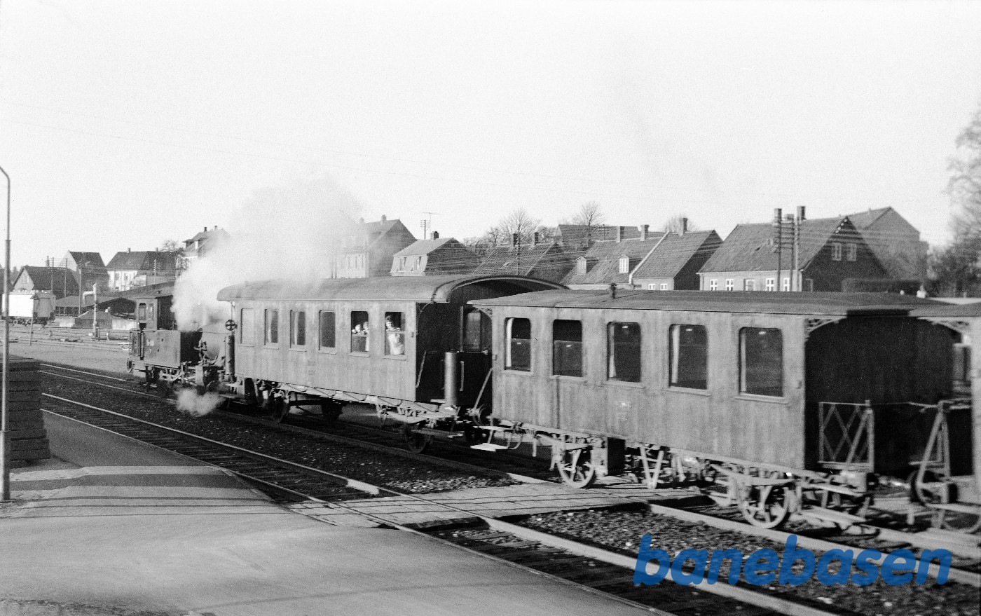 F 480 rangerer vogne bagpå NPMB nr. 4 efter DJK-udflugt F 480 rangerer vogne bagpå NPMB nr. 4 efter DJK-udflugt