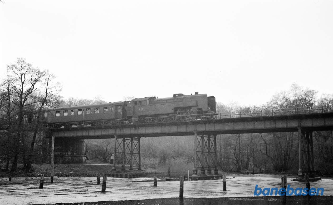 S 736 med udflugtstog passerer den gamle Strandmøllebro