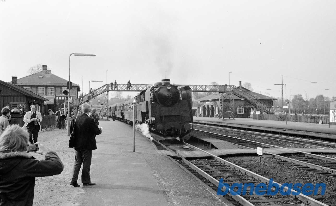 S 736 med udflugtstog S 736 med udflugtstog