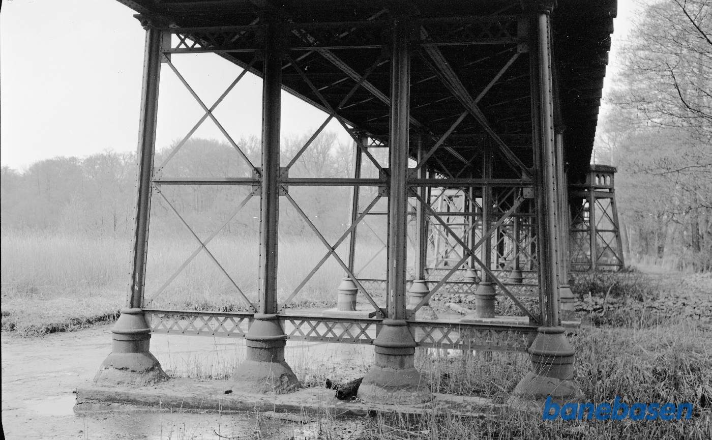 Underside og bropiller på den gamle Strandmøllebro