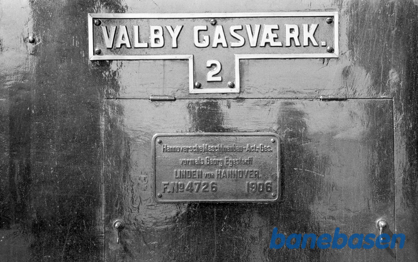 Fabriksplade og nummerskilt på damplokomotiv nr. 2 Fabriksplade og nummerskilt på damplokomotiv nr. 2