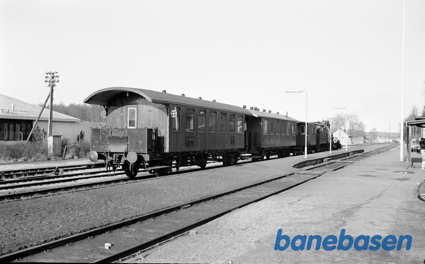 På vej til/fra optagelser til filmen "Spøgelsestoget", C 708 + HHGB D 1 + FFJ Cb 1 + DSB CF 10135 På vej til/fra optagelser til filmen "Spøgelsestoget", C 708 + HHGB D 1 + FFJ Cb 1 + DSB CF 10135