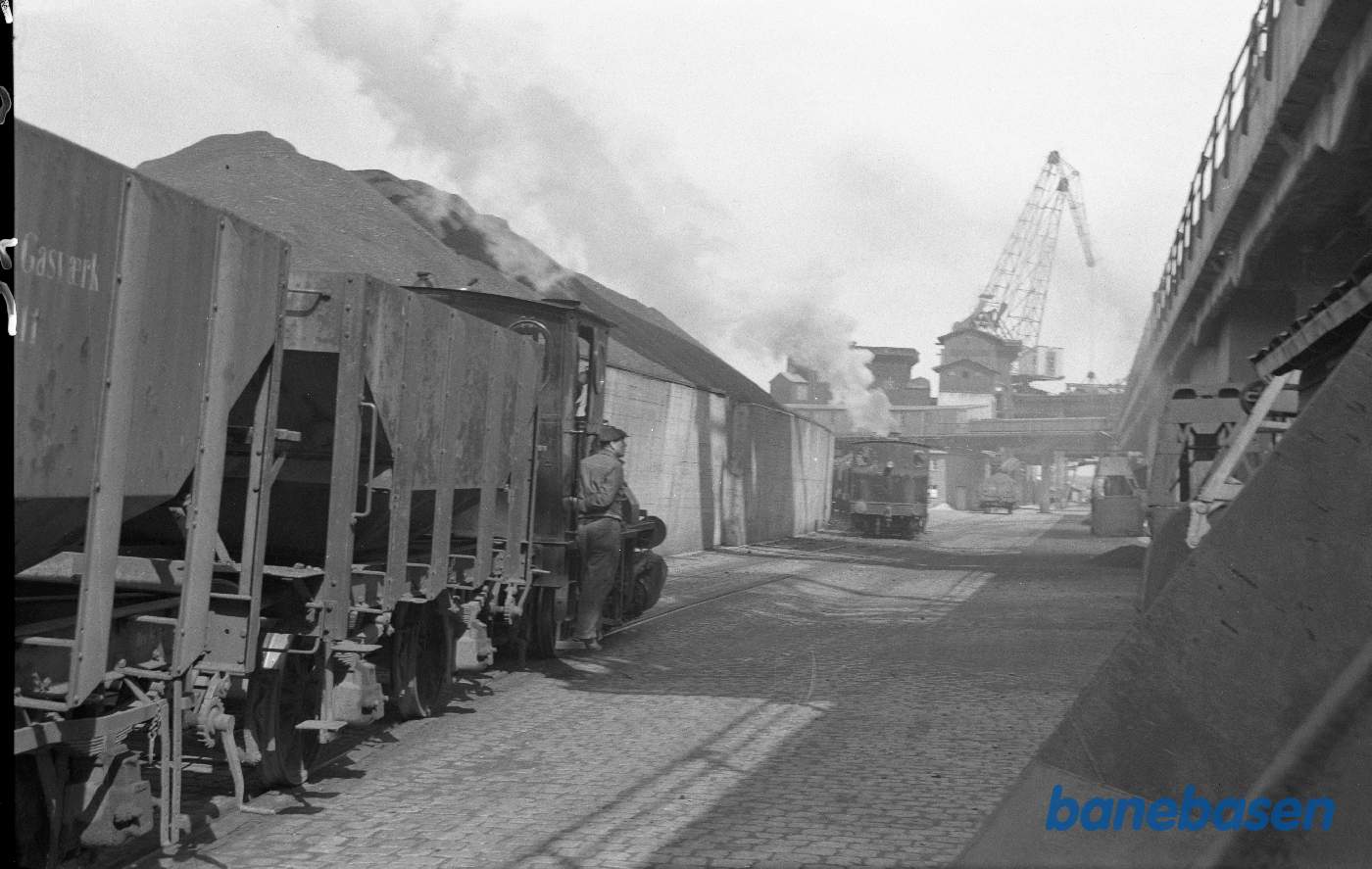 Damplokomotiv med tomme kulvogne venter på at komme hen og blive læsset Damplokomotiv med tomme kulvogne venter på at komme hen og blive læsset