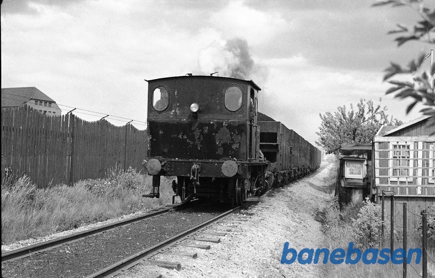 Læsset tog på vej mod værket, ved hegnet bag CvK Kh, Otto Busses Vej Læsset tog på vej mod værket, ved hegnet bag CvK Kh, Otto Busses Vej