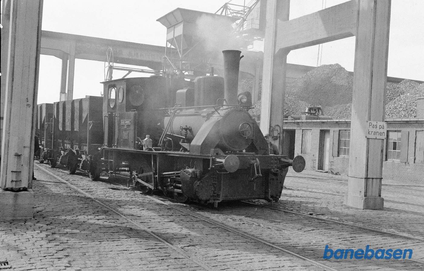 Damplokomotiv med kulvogne klar til at blive læsset