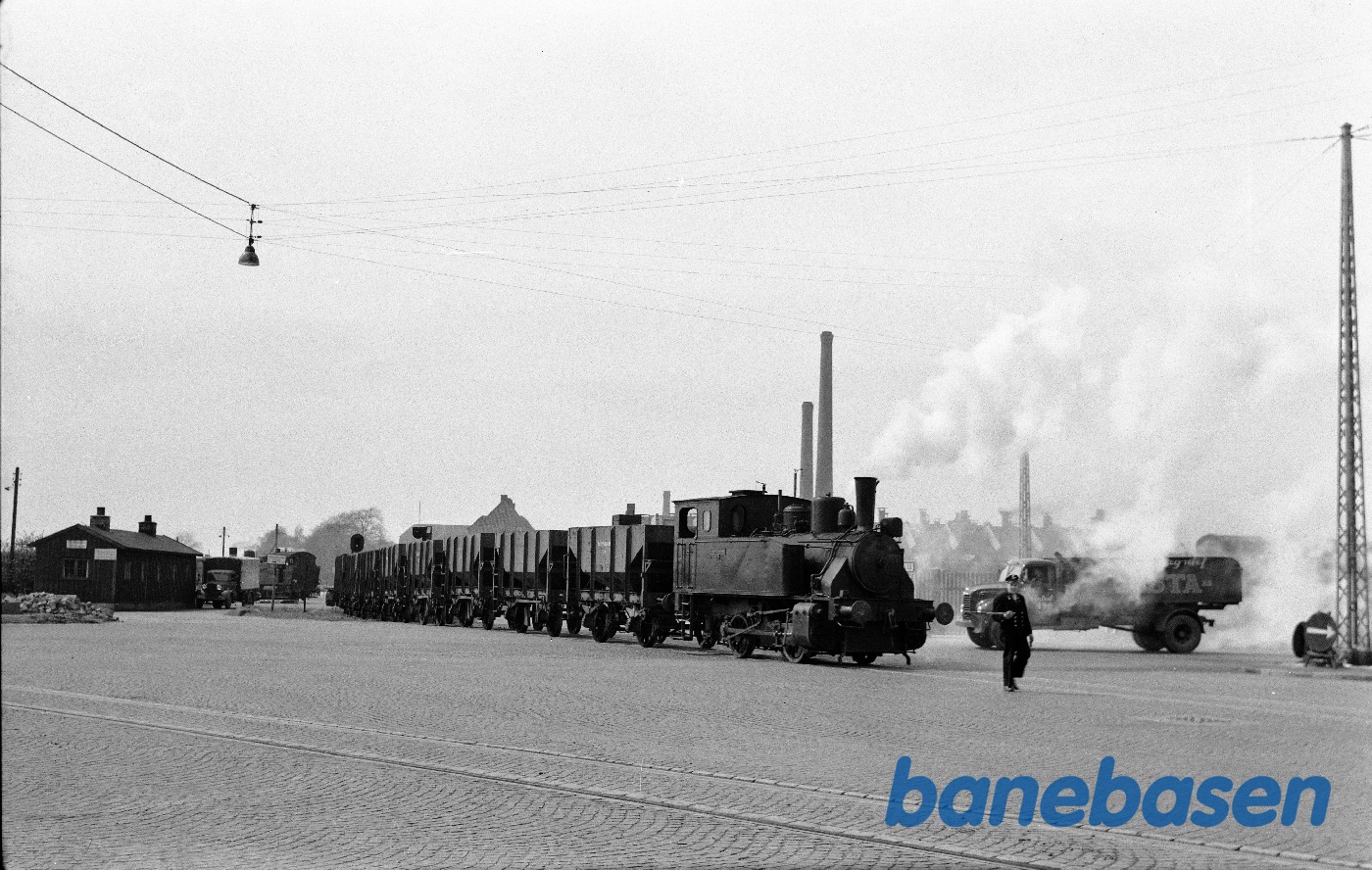 Damplokomotiv nr. 5 med tog på vej mod havnen ved Tømmergravsgade/Otto Busses Vej Damplokomotiv nr. 5 med tog på vej mod havnen ved Tømmergravsgade/Otto Busses Vej