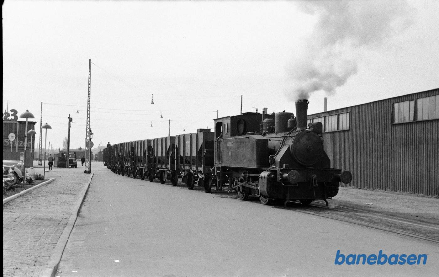 Damplokomotiv nr. 5 med tog på vej mod havnen ved Tømmergravsgade/Otto Busses Vej Damplokomotiv nr. 5 med tog på vej mod havnen ved Tømmergravsgade/Otto Busses Vej