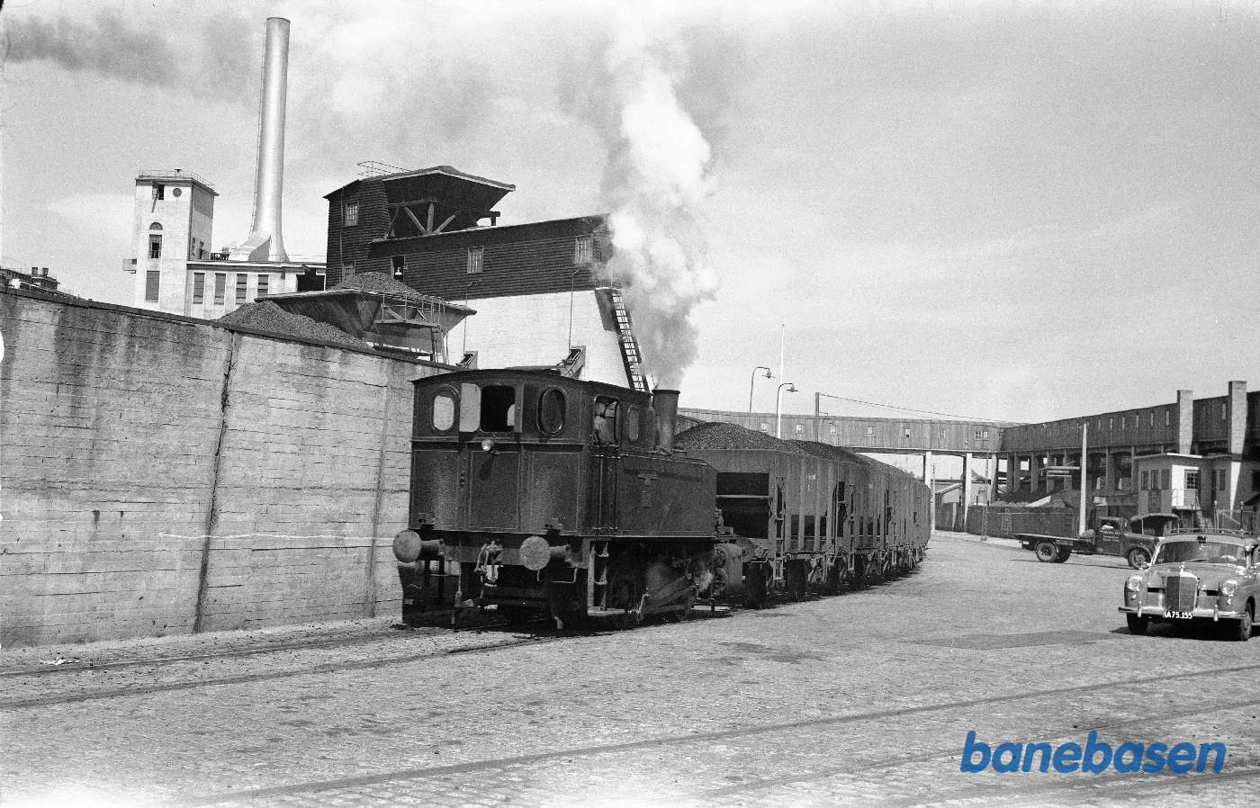 Damplokomotiv nr. 5 med vogne ved Ørstedsværket/Tømmergravsgade Damplokomotiv nr. 5 med vogne ved Ørstedsværket/Tømmergravsgade