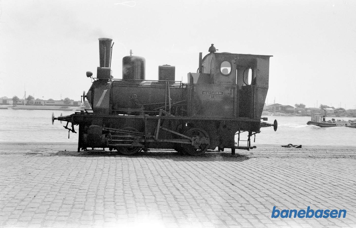 Damplokomotiv holder ved kaj kanten