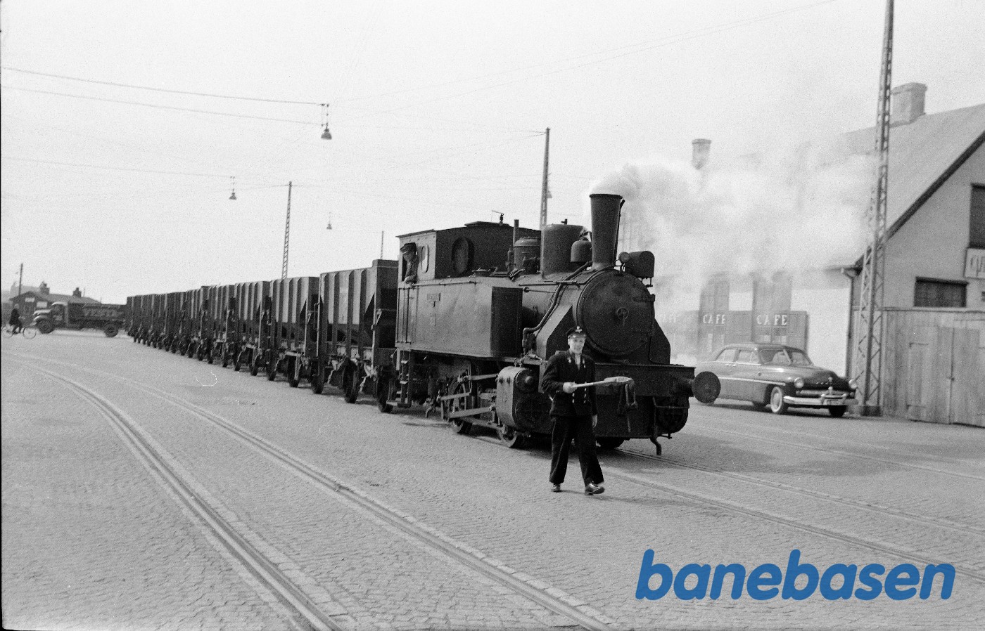 Damplokomotiv nr. 5 med tog på vej mod havnen ved Tømmergravsgade Damplokomotiv nr. 5 med tog på vej mod havnen ved Tømmergravsgade