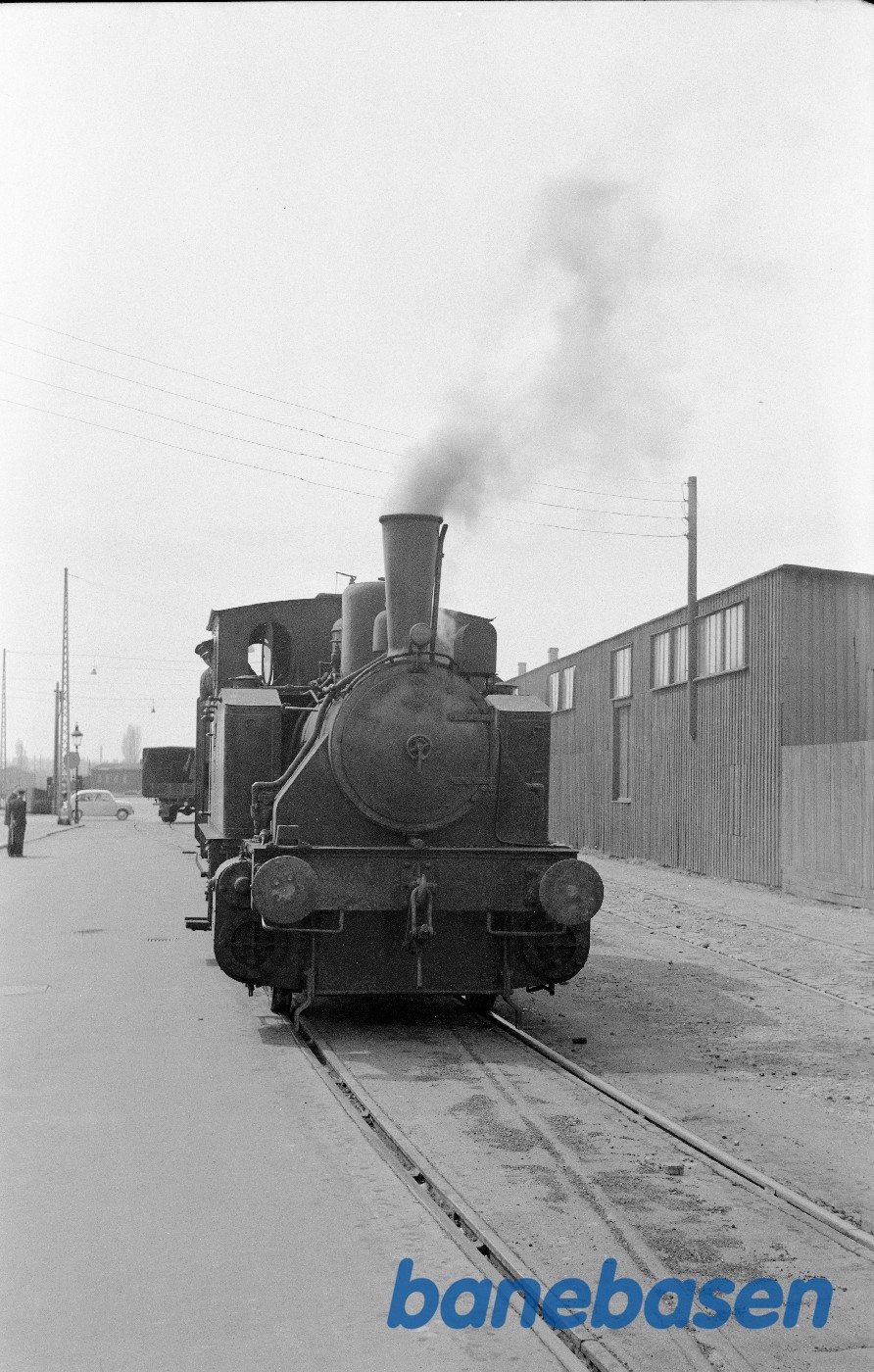 Damplokomotiv nr. 5 med tog på vej mod havnen ved Tømmergravsgade Damplokomotiv nr. 5 med tog på vej mod havnen ved Tømmergravsgade