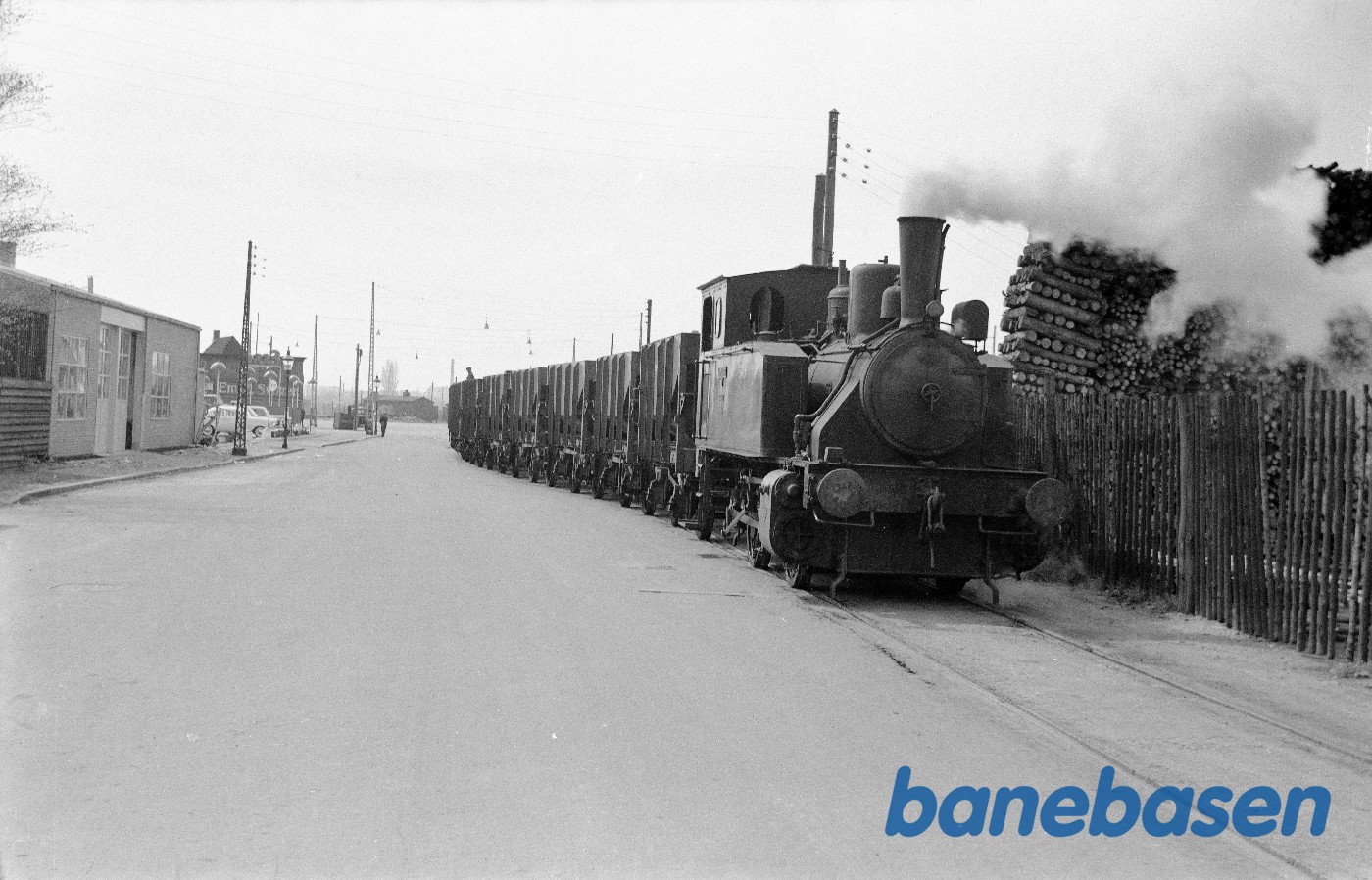 Damplokomotiv nr. 5 med tog på vej mod havnen ved Tømmergravsgade Damplokomotiv nr. 5 med tog på vej mod havnen ved Tømmergravsgade