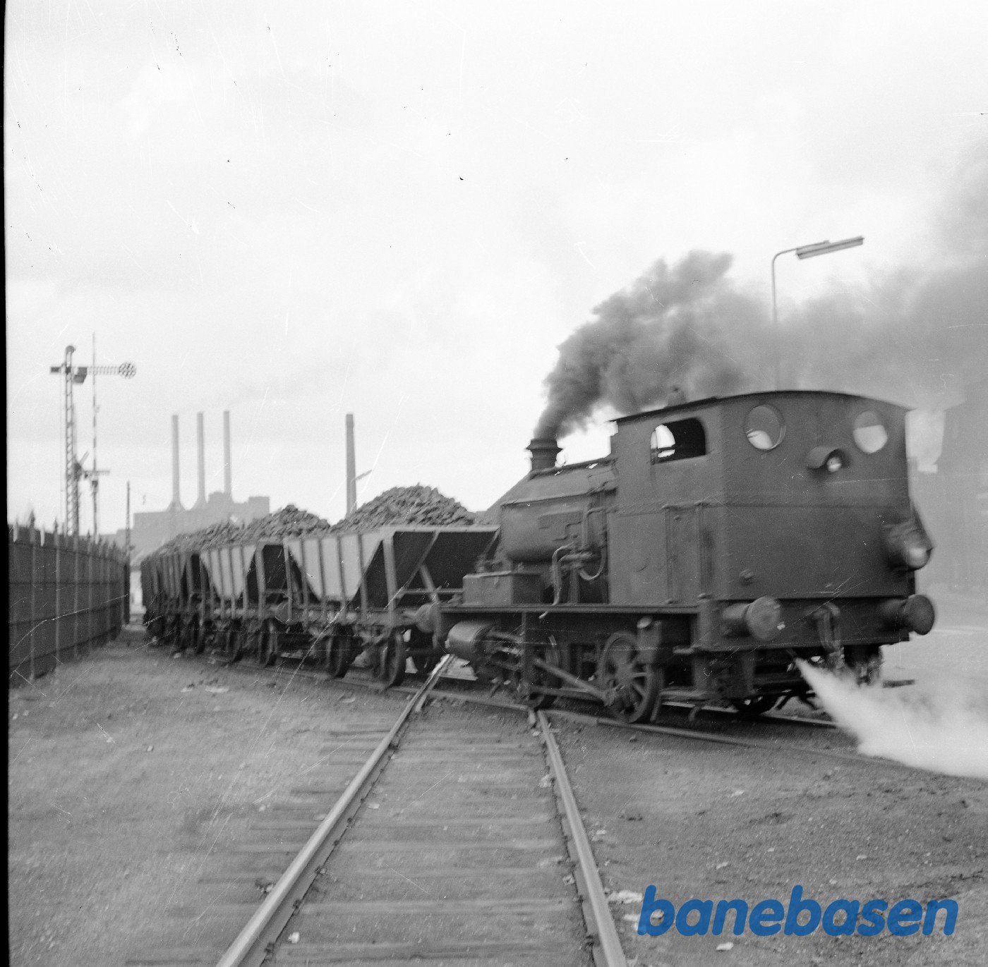 Tog på vej mod gasværket, ved Kalkbrænderihavnsgade Tog på vej mod gasværket, ved Kalkbrænderihavnsgade