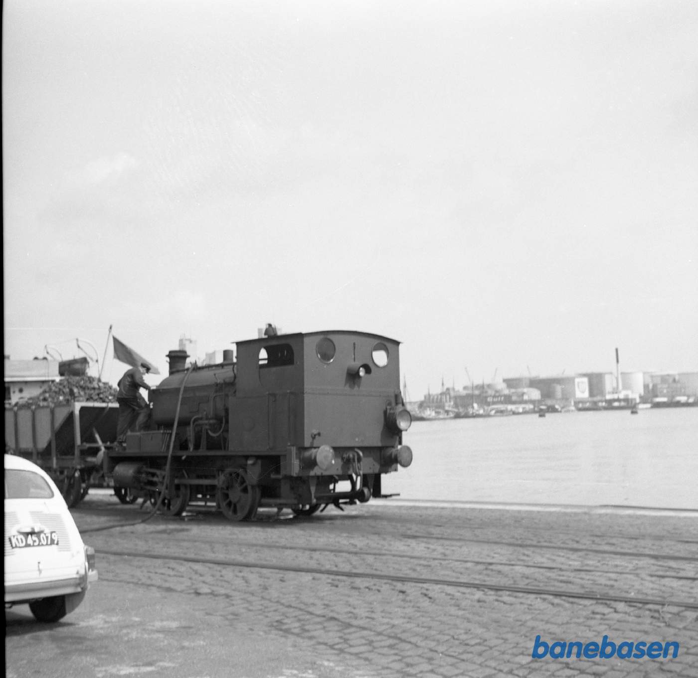 Damplokomotiv tager vand på havnekajen Damplokomotiv tager vand på havnekajen
