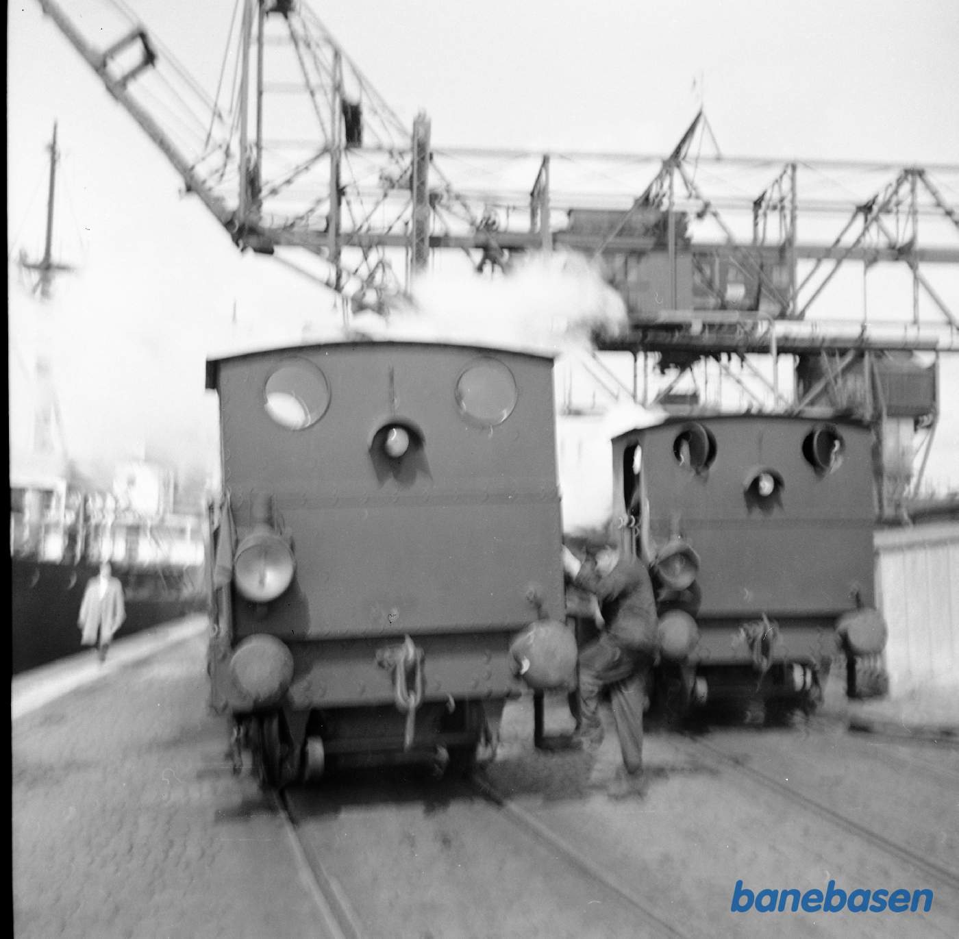 Damplokomotiver på havnekajen