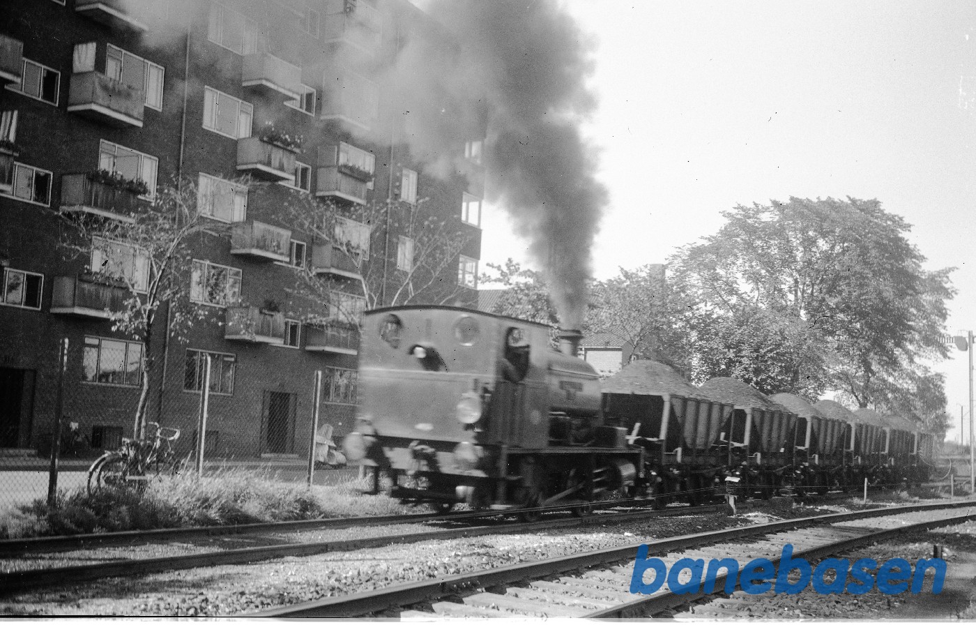 Tog på vej mod gasværket, ved Østbanegade. Toget har lige passeret overskæringen ved Vordingborggade Tog på vej mod gasværket, ved Østbanegade. Toget har lige passeret overskæringen ved Vordingborggade