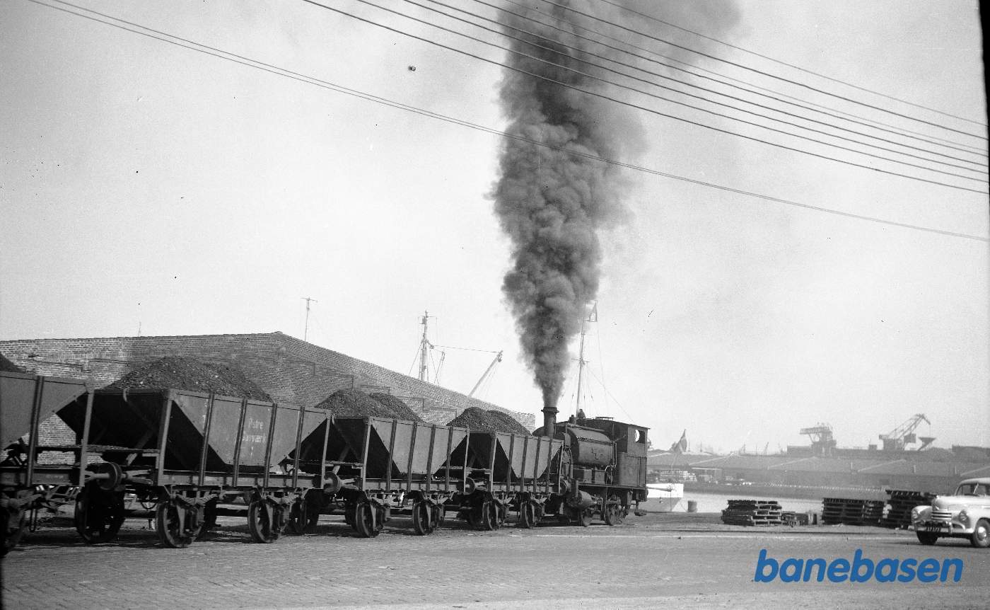 Tog på vej mod gasværket passerer Kalkbrænderihavnsgade