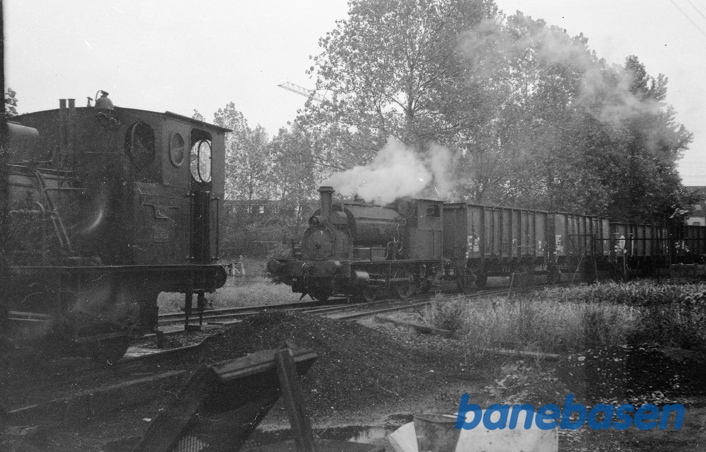 Tog kører ind på gasværket Tog kører ind på gasværket