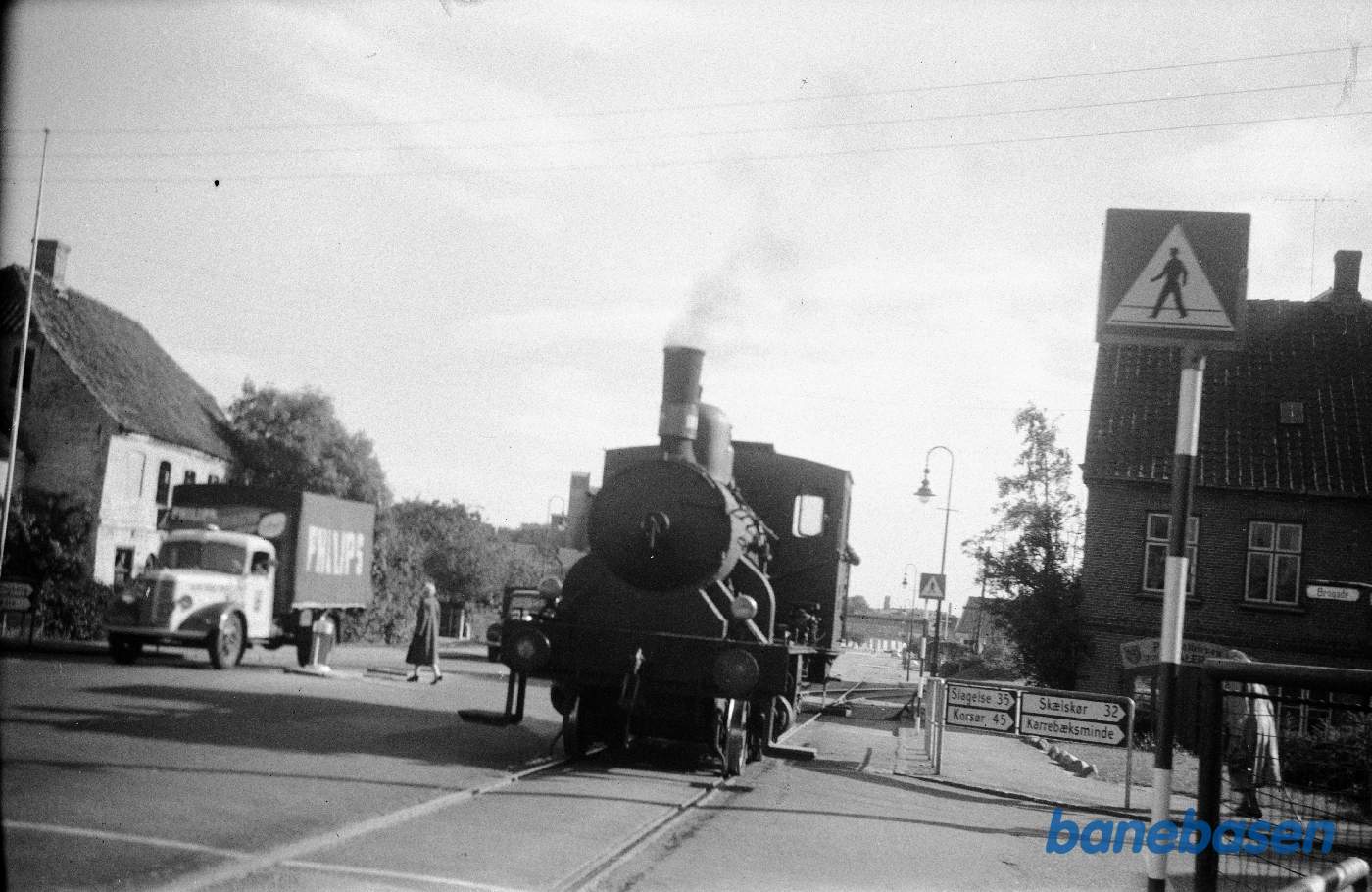 Damplokomotiv krydser over Ringstedgade i Næstved på vej til stationen