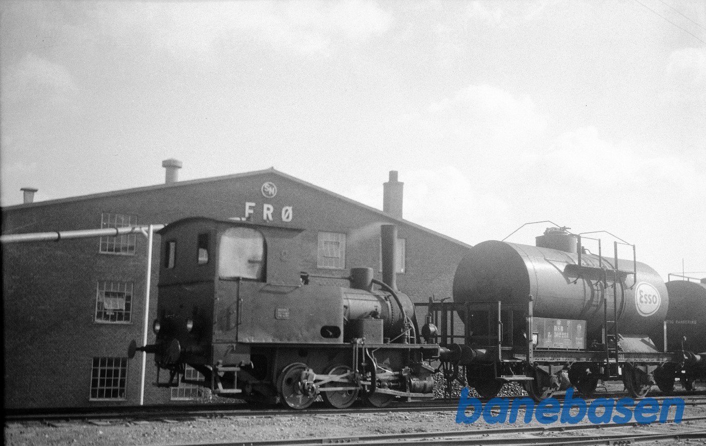 Damplokomotiv nr. 2 + ESSO-tankvogn ZE 502284 Damplokomotiv nr. 2 + ESSO-tankvogn ZE 502284