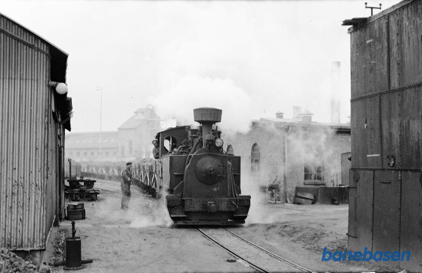 Damplokomotiv rangerer med læssede vogne Damplokomotiv rangerer med læssede vogne