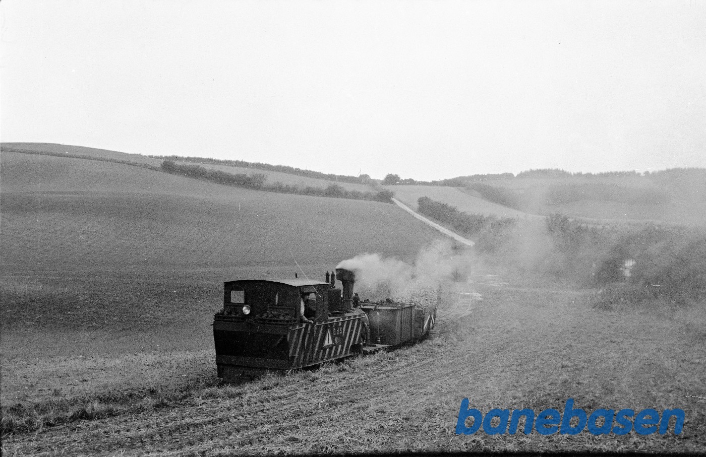 Damplokomotiv nr. 8 rangerer ved læsseplads Damplokomotiv nr. 8 rangerer ved læsseplads