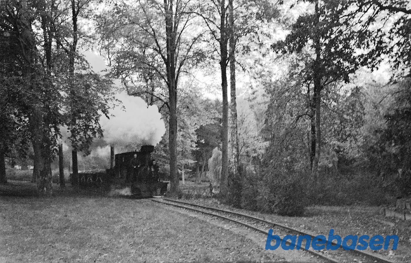 Damplokomotiv med roe-vogne på vej gennem "Byparken" Damplokomotiv med roe-vogne på vej gennem "Byparken"