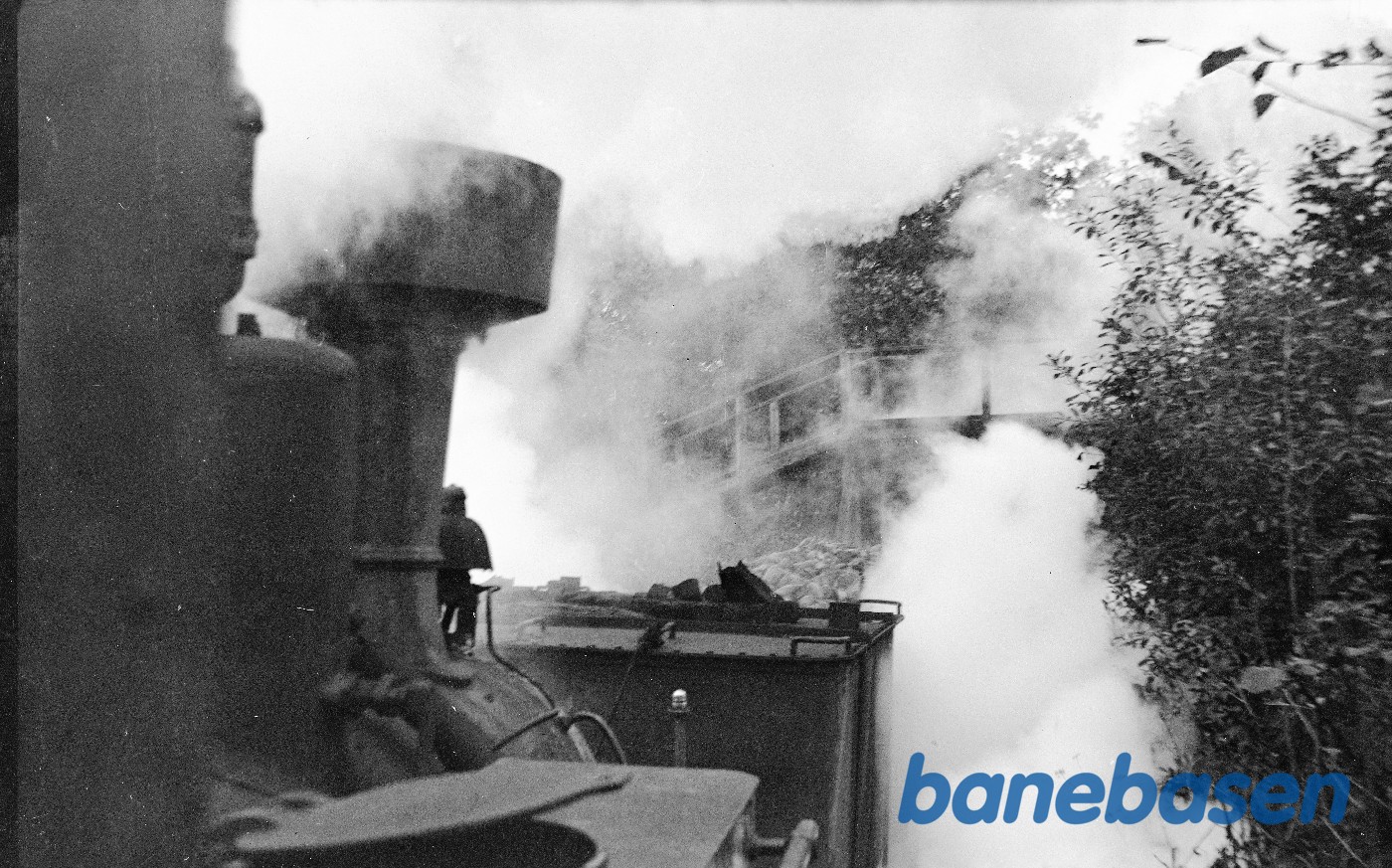 Roetog passerer under fodgængerbro Roetog passerer under fodgængerbro