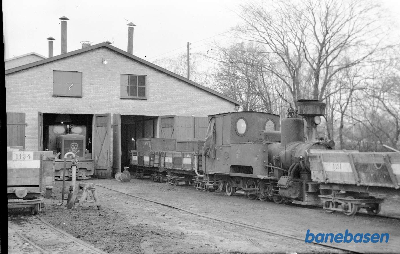 Damplokomotiv B 2 + diesellokomotiv 5 ved remisen