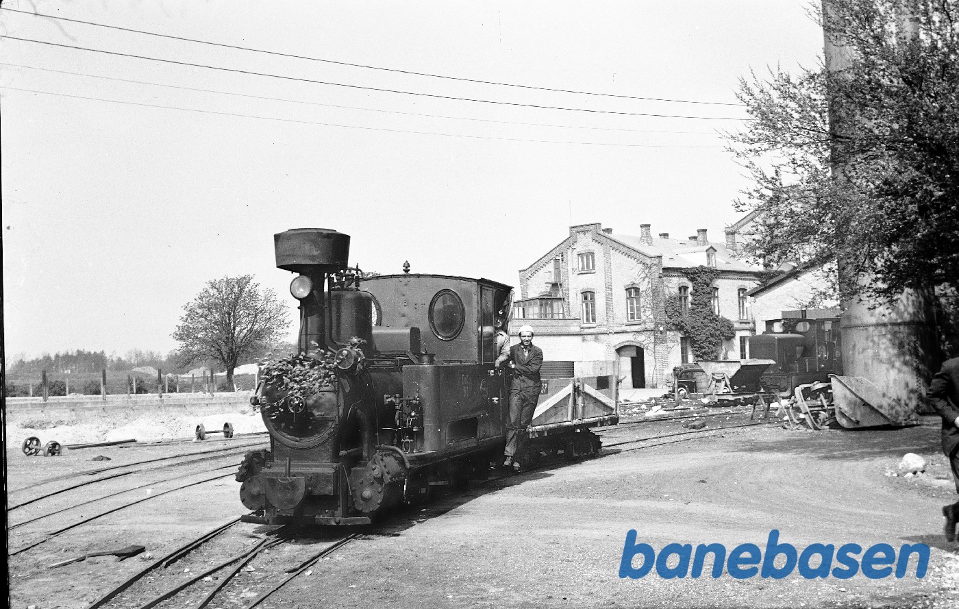 Damplokomotiv B 3 + roevogn 3737, købt af DJK-medlemmer og kørt fra Holeby til Sakskøbing Damplokomotiv B 3 + roevogn 3737, købt af DJK-medlemmer og kørt fra Holeby til Sakskøbing