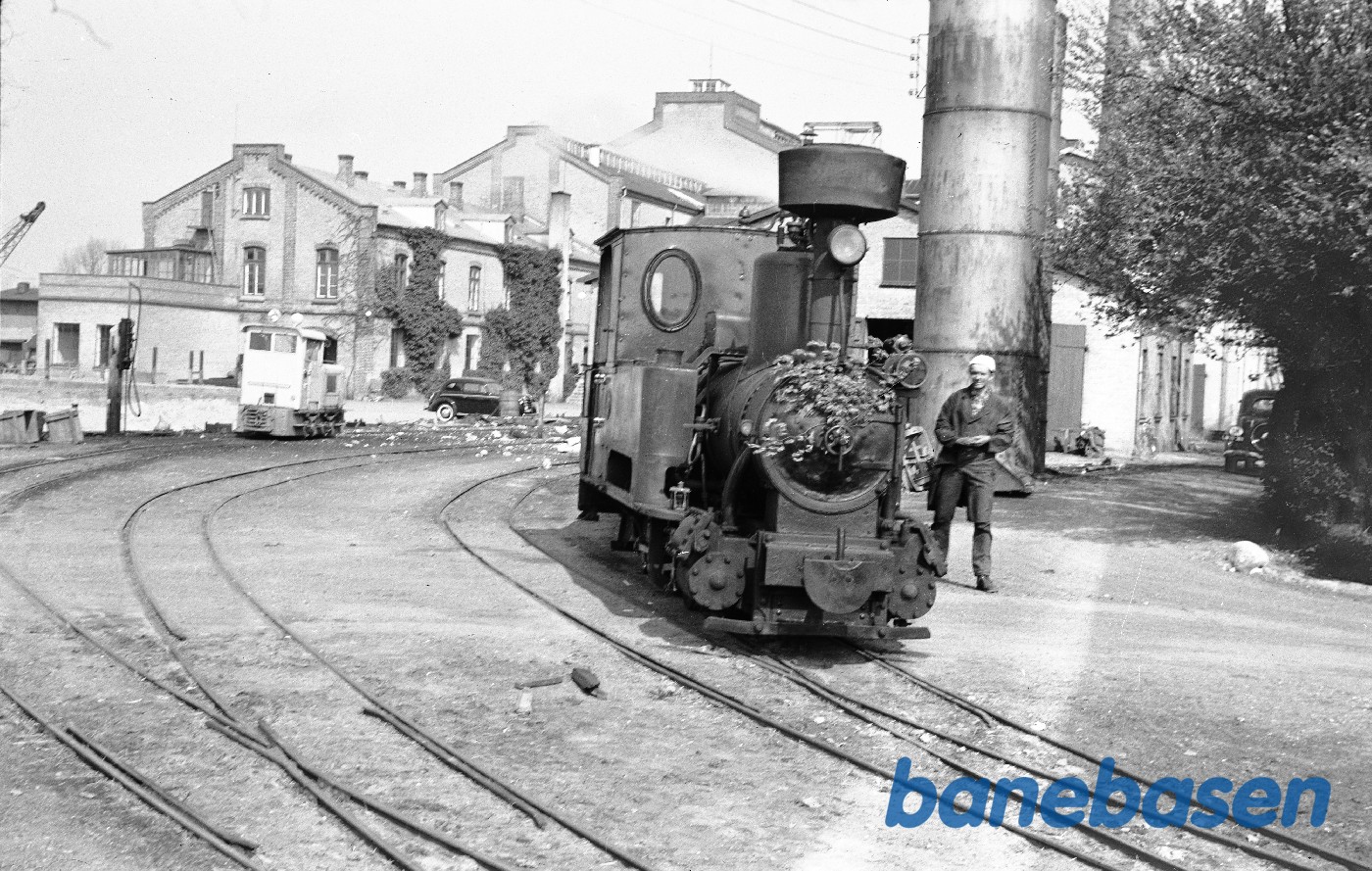 Damplokomotiv B 3 + roevogn 3737, købt af DJK-medlemmer og kørt fra Holeby til Sakskøbing Damplokomotiv B 3 + roevogn 3737, købt af DJK-medlemmer og kørt fra Holeby til Sakskøbing