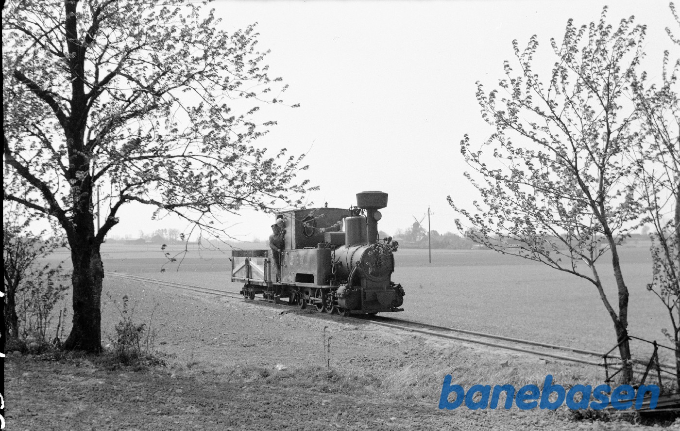 Damplokomotiv B 3 + roevogn 3737, købt af DJK-medlemmer og kørt fra Holeby til Sakskøbing Damplokomotiv B 3 + roevogn 3737, købt af DJK-medlemmer og kørt fra Holeby til Sakskøbing