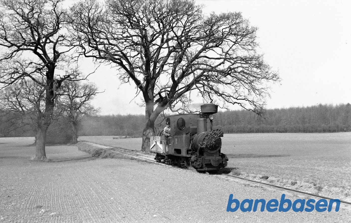 Damplokomotiv B 3 + roevogn 3737, købt af DJK-medlemmer og kørt fra Holeby til Sakskøbing Damplokomotiv B 3 + roevogn 3737, købt af DJK-medlemmer og kørt fra Holeby til Sakskøbing