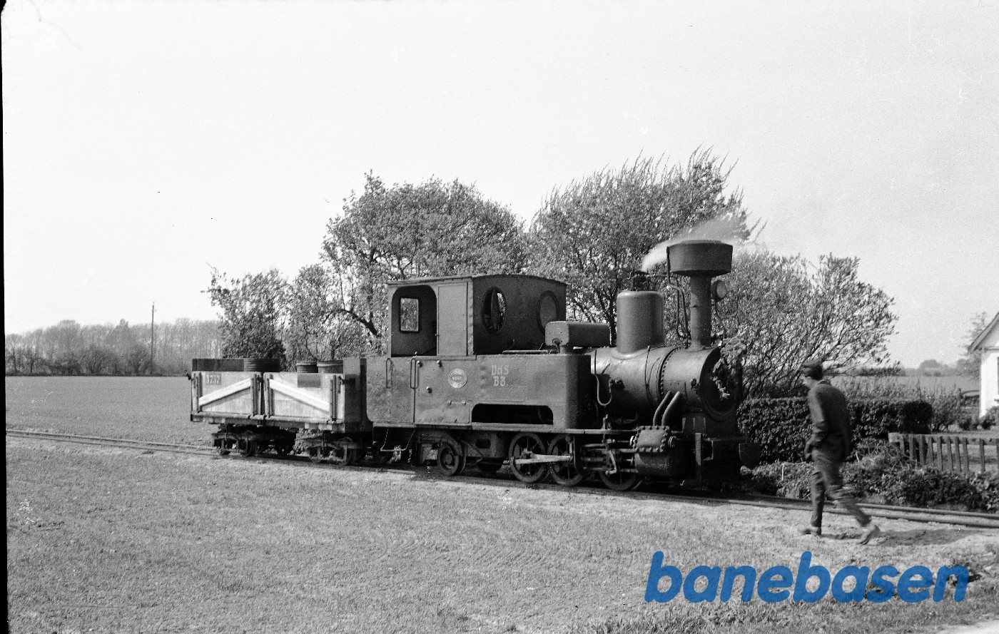 Damplokomotiv B 3 + roevogn 3737, købt af DJK-medlemmer og kørt fra Holeby til Sakskøbing Damplokomotiv B 3 + roevogn 3737, købt af DJK-medlemmer og kørt fra Holeby til Sakskøbing