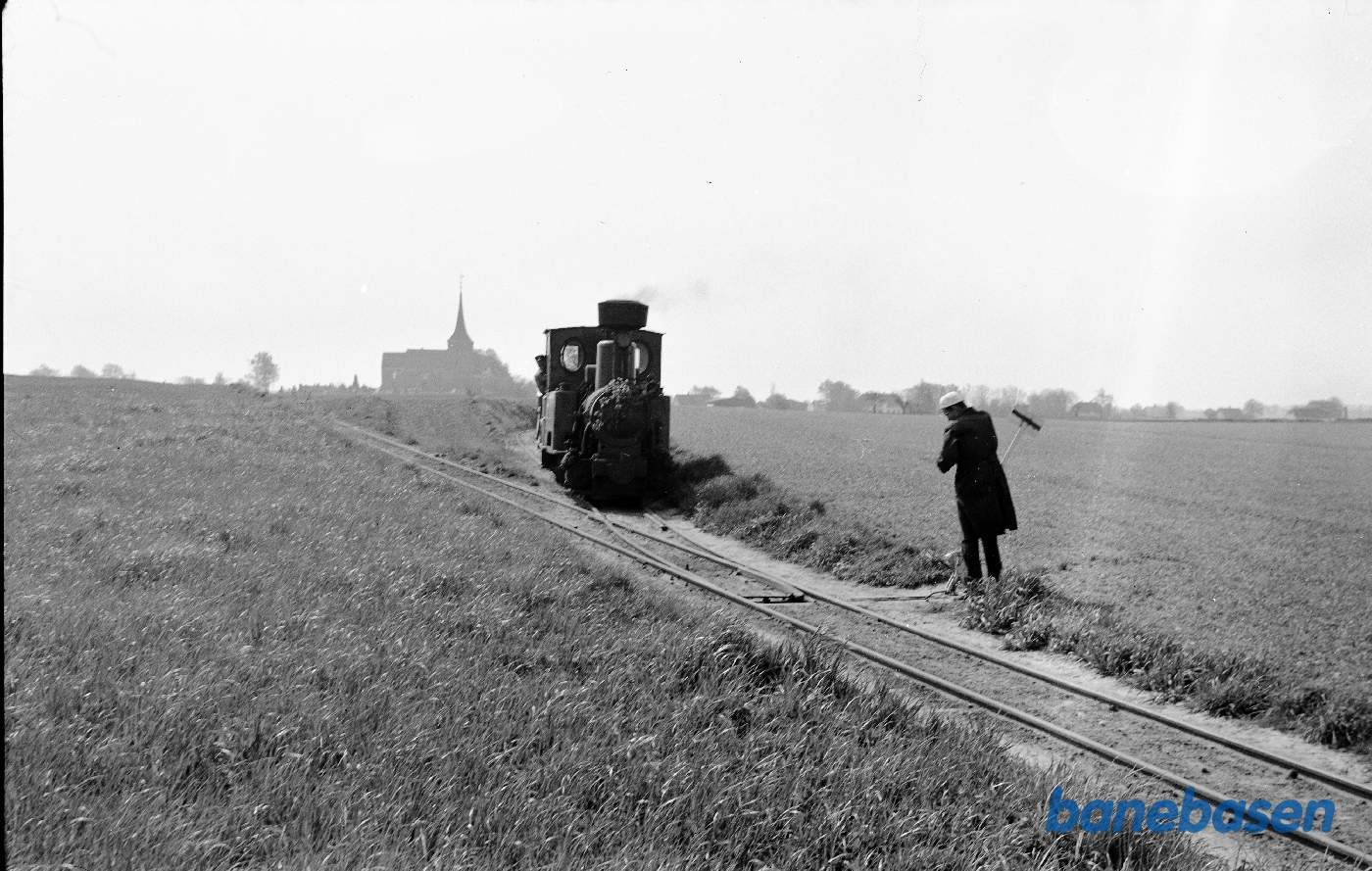 Damplokomotiv B 3 + roevogn 3737, købt af DJK-medlemmer og kørt fra Holeby til Sakskøbing Damplokomotiv B 3 + roevogn 3737, købt af DJK-medlemmer og kørt fra Holeby til Sakskøbing