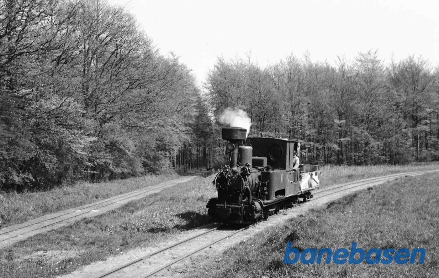Damplokomotiv B 3 + roevogn 3737, købt af DJK-medlemmer og kørt fra Holeby til Sakskøbing Damplokomotiv B 3 + roevogn 3737, købt af DJK-medlemmer og kørt fra Holeby til Sakskøbing