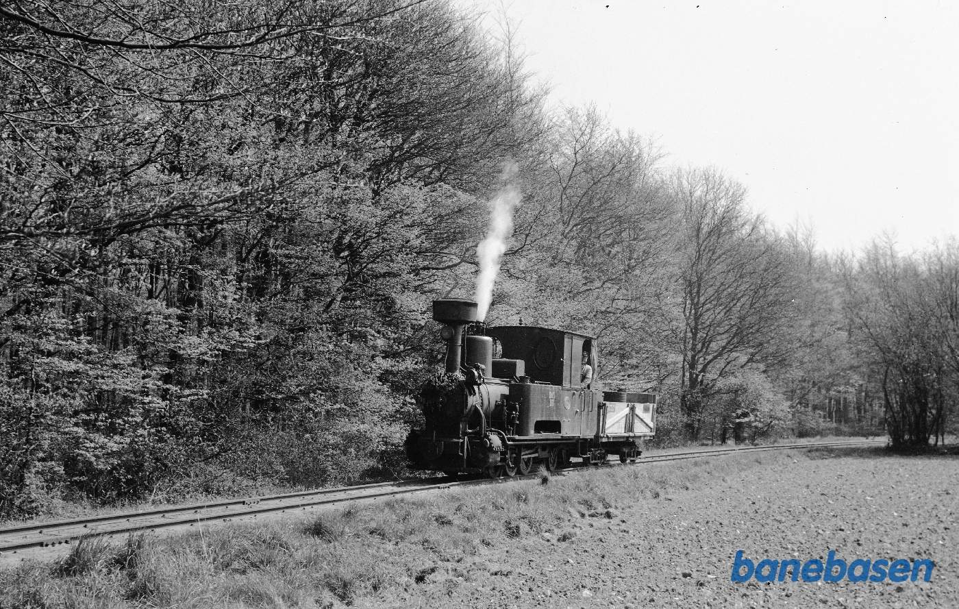 Damplokomotiv B 3 + roevogn 3737, købt af DJK-medlemmer og kørt fra Holeby til Sakskøbing