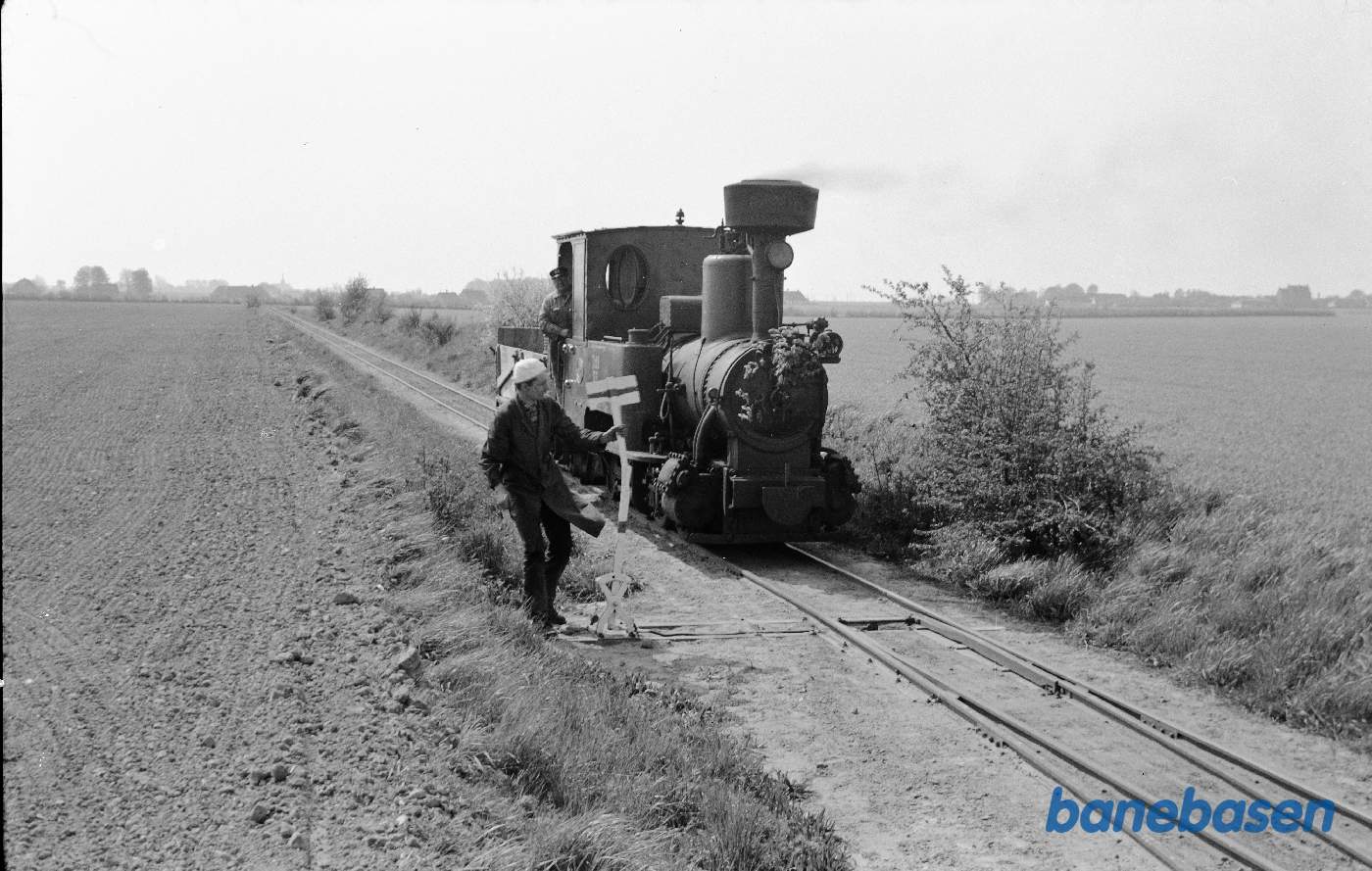 Damplokomotiv B 3 + roevogn 3737, købt af DJK-medlemmer og kørt fra Holeby til Sakskøbing Damplokomotiv B 3 + roevogn 3737, købt af DJK-medlemmer og kørt fra Holeby til Sakskøbing