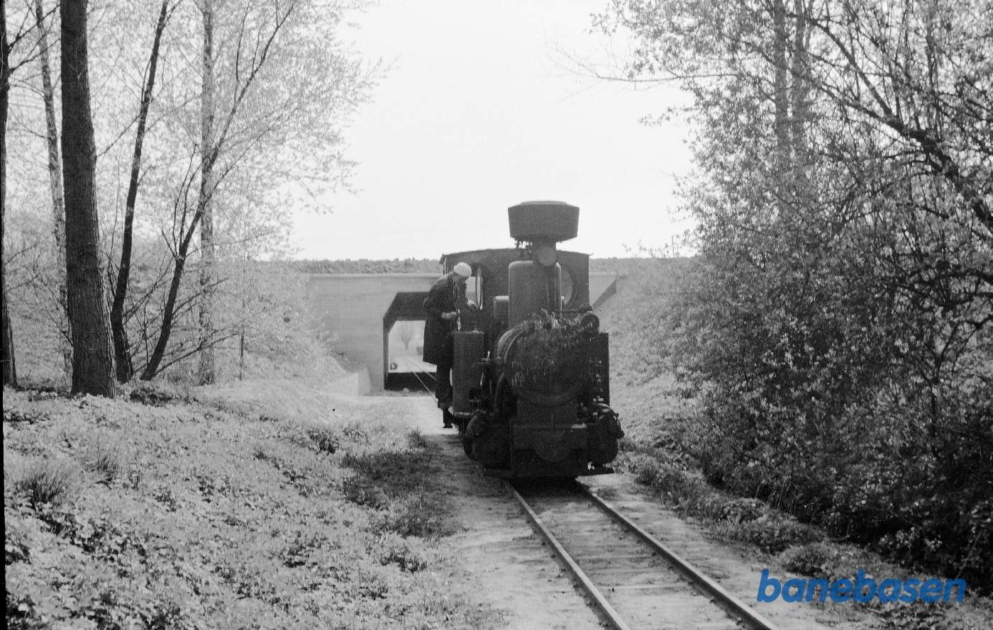 Damplokomotiv B 3 + roevogn 3737, købt af DJK-medlemmer og kørt fra Holeby til Sakskøbing Damplokomotiv B 3 + roevogn 3737, købt af DJK-medlemmer og kørt fra Holeby til Sakskøbing