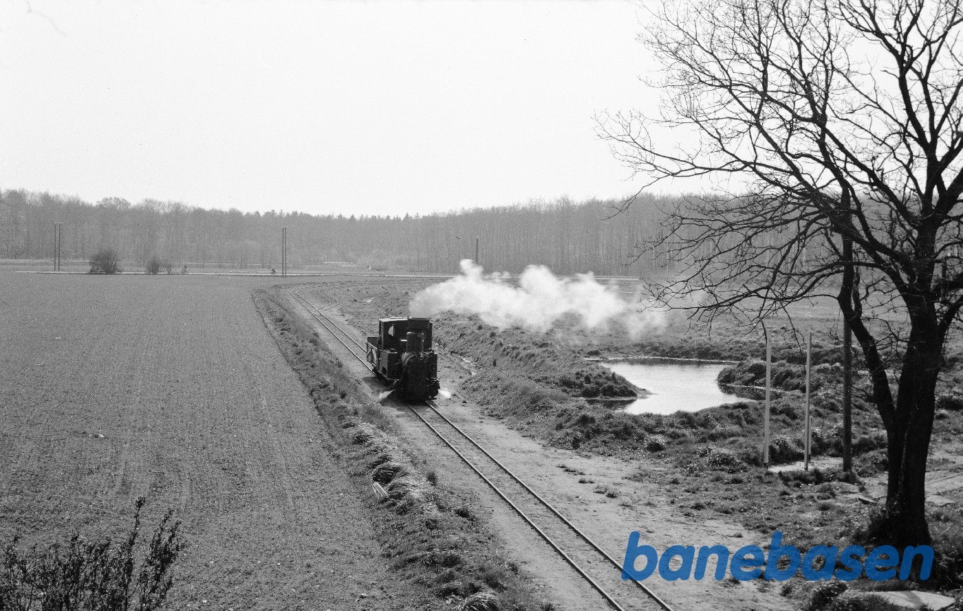 Damplokomotiv B 3 + roevogn 3737, købt af DJK-medlemmer og kørt fra Holeby til Sakskøbing Damplokomotiv B 3 + roevogn 3737, købt af DJK-medlemmer og kørt fra Holeby til Sakskøbing