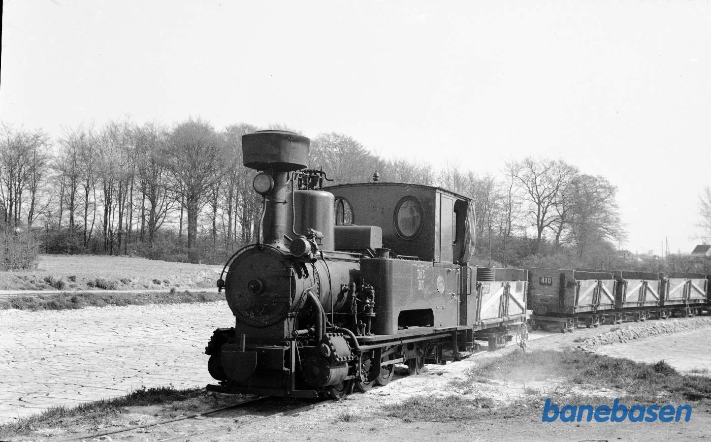 Damplokomotiv B 3 + roevogn 3737, købt af DJK-medlemmer og kørt fra Holeby til Sakskøbing Damplokomotiv B 3 + roevogn 3737, købt af DJK-medlemmer og kørt fra Holeby til Sakskøbing