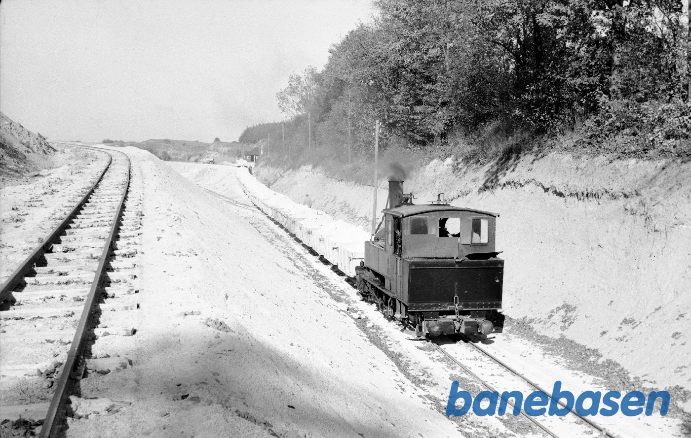 Damplokomotiv nr. 1 med tog i bruddet Damplokomotiv nr. 1 med tog i bruddet