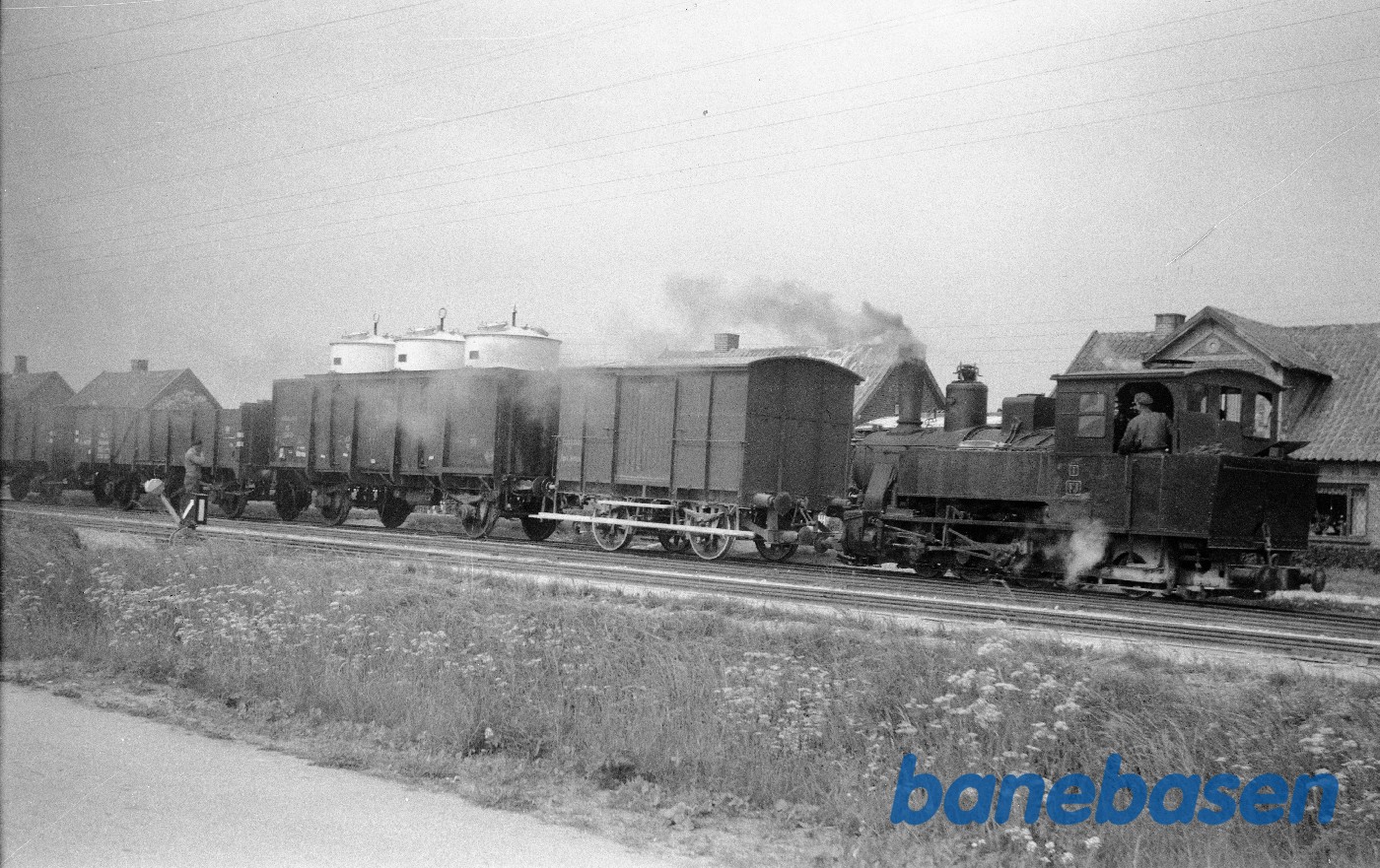 Damplokomotiv nr. 1 rangerer med normalsporede godsvogne Damplokomotiv nr. 1 rangerer med normalsporede godsvogne