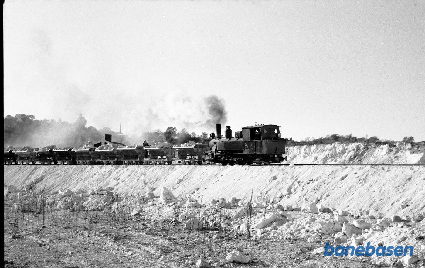 Damplokomotiv nr. 4 på vej op ad bruddet med læssede vogne Damplokomotiv nr. 4 på vej op ad bruddet med læssede vogne