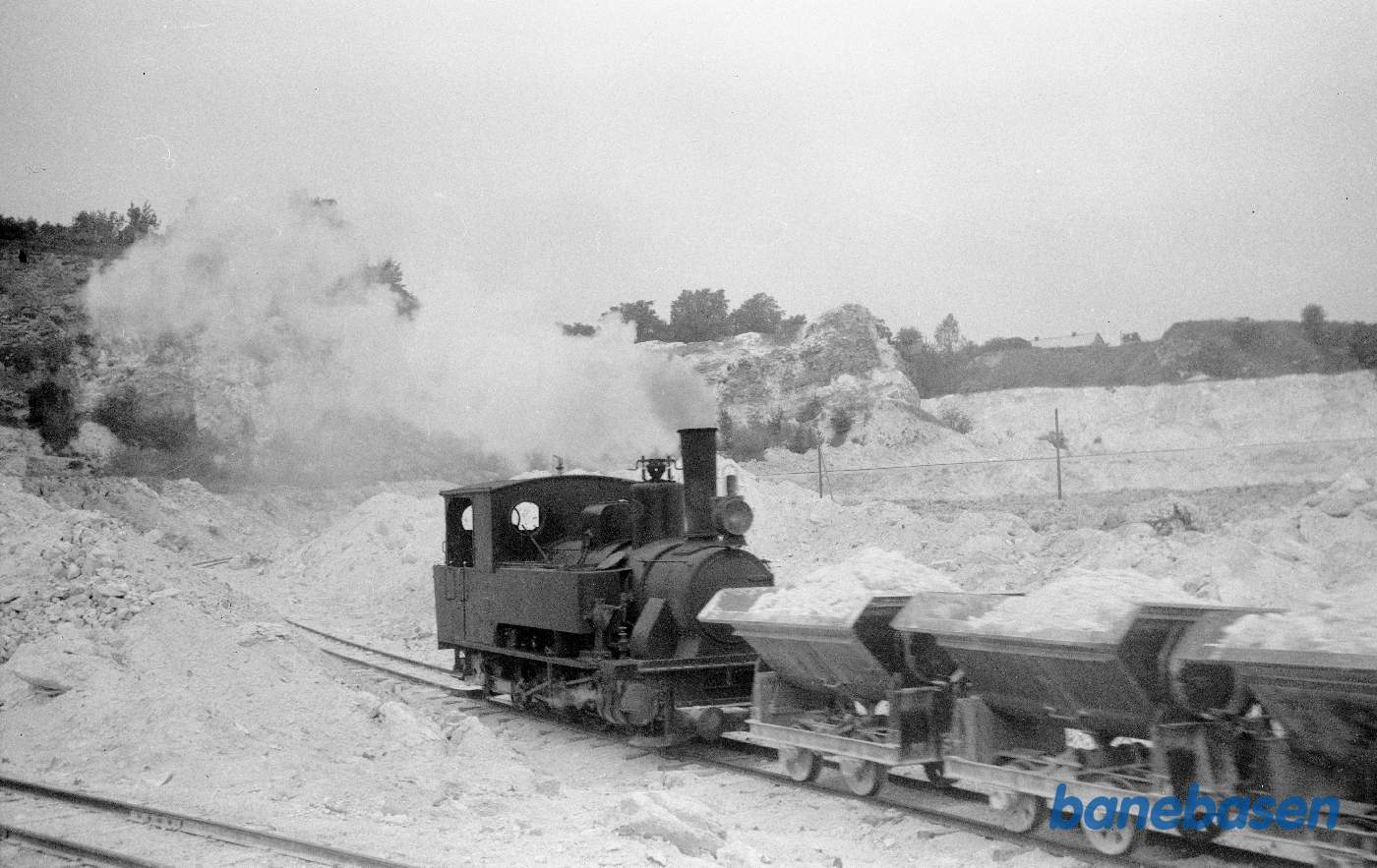 Damplokomotiv på vej op ad bruddet med læssede vogne